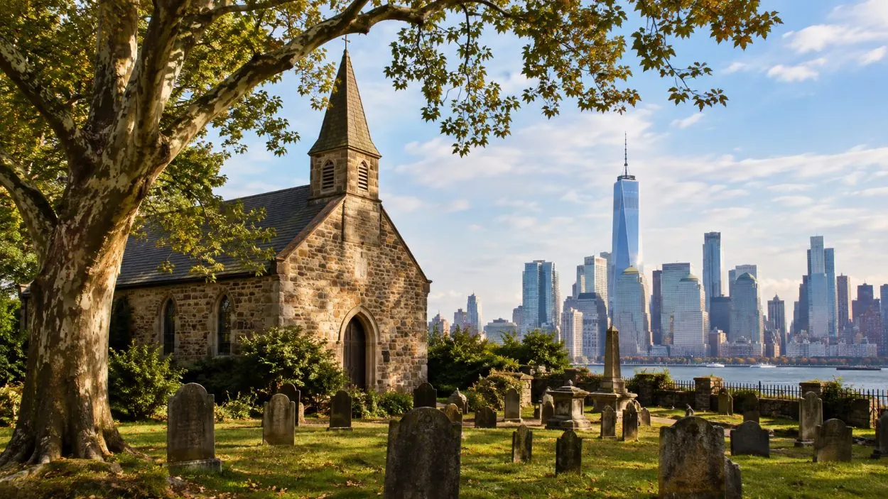 St. Paul&rsquo;s Chapel and its churchyard with One World Trade Center behind